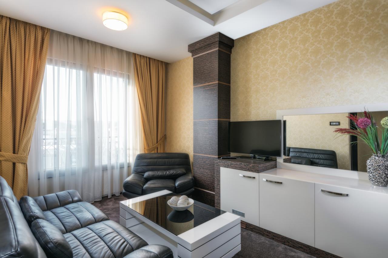 Amazona Hotel Pristina Exterior photo
